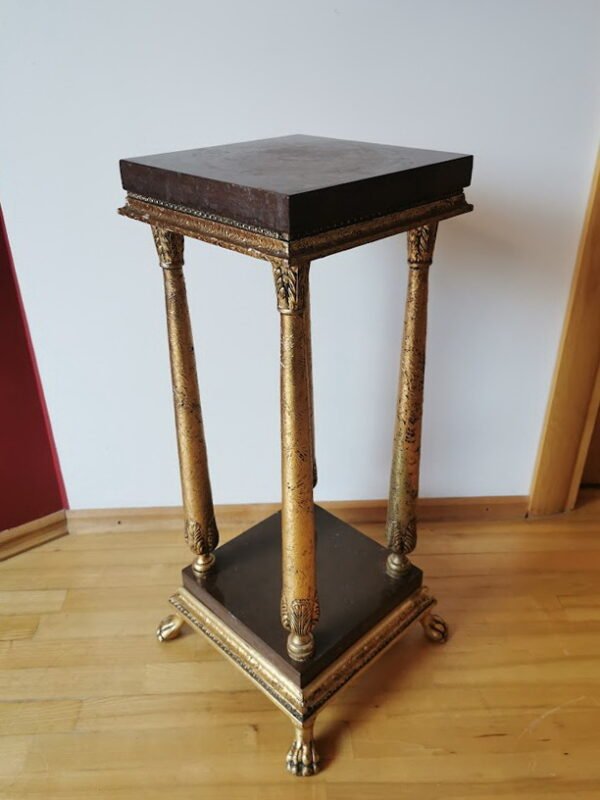 Staliukas, stovelis, kolona marmurinis. Marmuras, medis, puošta bronzuotu gipsu. Kaina 167