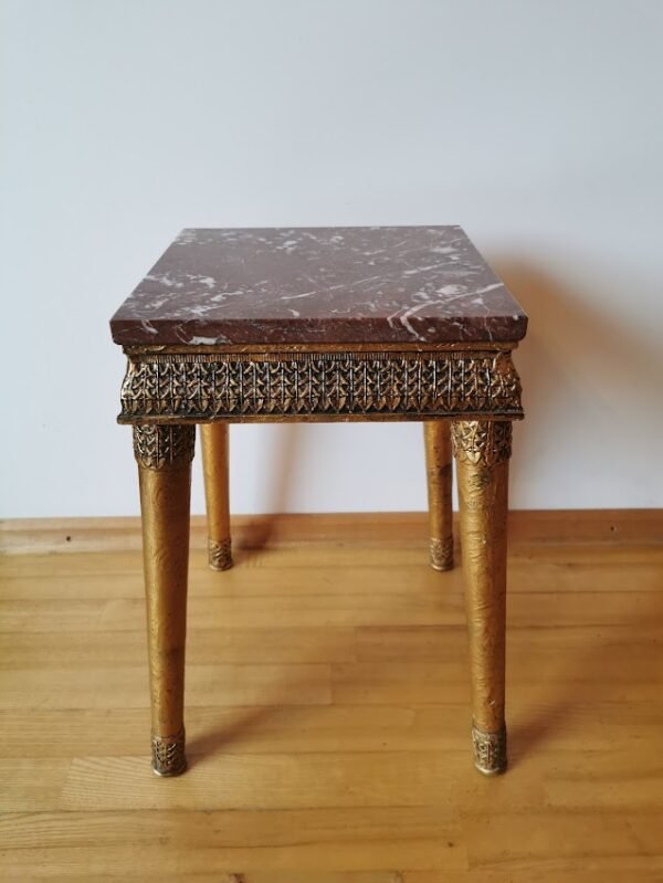 Staliukas, stovelis, kolona marmurinis. Marmuras, medis, puošta bronzuotu gipsu. Kaina 117