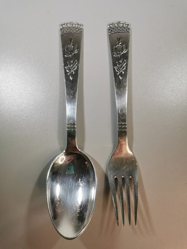 Šaukštas ir šakutė sidabriniai, antikvariniai. Danija. Svoris po 45 g., viso 90 g.  Praba 925 (3 bokštai). 1938 m. Ilgis 19 cm. Kaina 168 už abu.