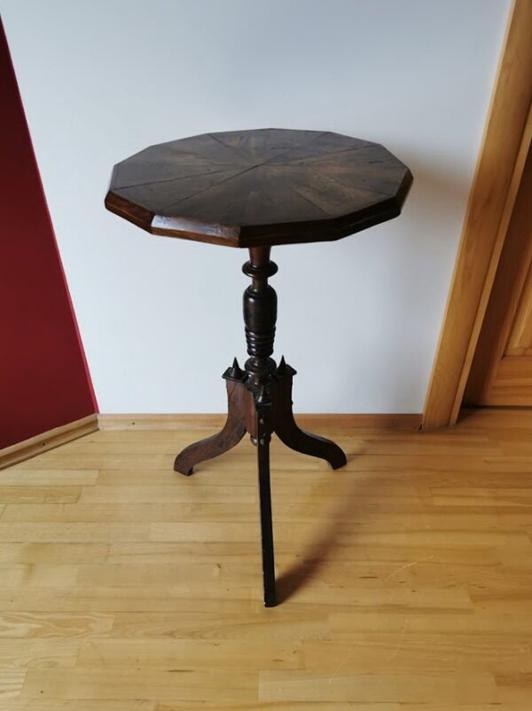 Stovelis, nedidelis staliukas medžio masyvo. antikvarinis. Kaina 78