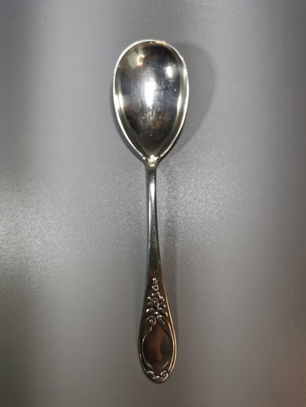 Šaukštas sidabrinis, antikvarinis. Danija. Svoris 41 g.  Praba 925 (3 bokštai). 1911 m. Ilgis 21.5 cm. Kaina 98