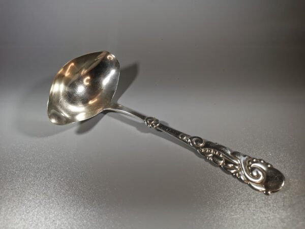 Samtelis padažui, sidabrinis, antikvarinis. Danija. Svoris 54 g.  Praba 925 (3 bokštai). 1923 m. Ilgis 19 cm. Kaina 128