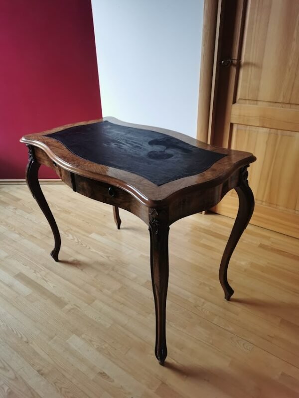 Rašomasis stalas su dviem stalčiais antikvarinis, lengvas, elegantiškas ir patogus. Kaina 367