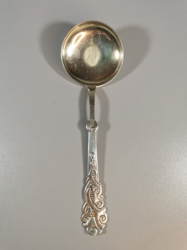 Šaukštas sidabrinis, antikvarinis. Danija. Svoris 18 g. Praba 925 (3 bokštai). 1921 m. Ilgis 15 cm. Būklė labai gera. Kaina 43