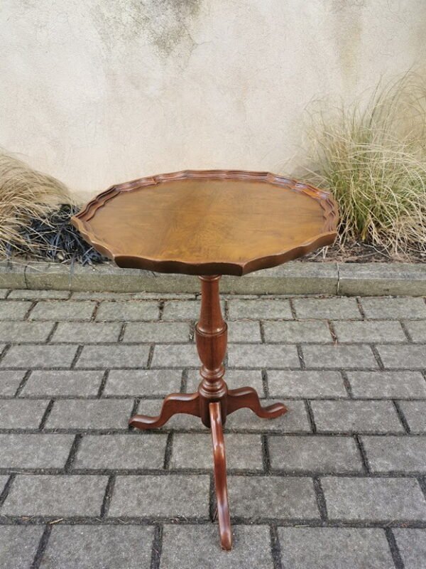 Staliukas - padėklas, kavos nedidelis, tvirtas ir stabilus. Kaina 48