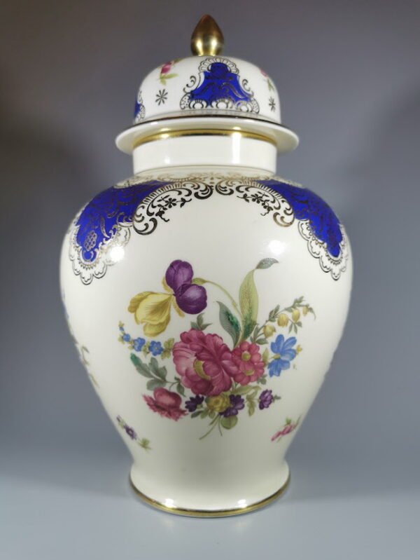 Vaza, urna, amfora su dangčiu, porcelianinė. Bavaria Germany. Kaina 53