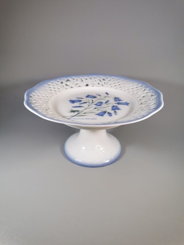 Sausaininė, saldaininė porcelianinė, augaliniais motyvais (Campanula Rotundfolia, Apskritalapis katilėlis), Vokietija. Kaina 32