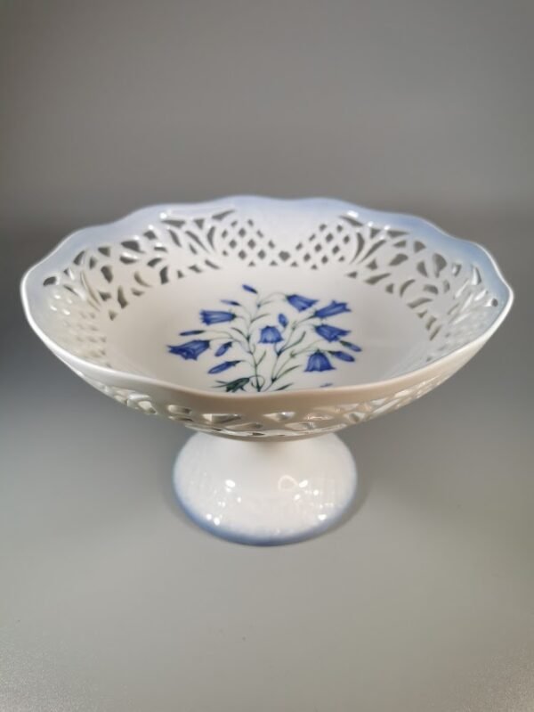 Sausaininė, saldaininė porcelianinė, augaliniais motyvais (Campanula Rotundfolia, Apskritalapis katilėlis), Danija. Kaina 33