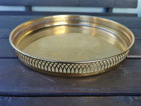 Padėklas, indas aukštais kraštais, aukso spalvos, vintažinis. Skersmuo 30, aukštis 4 cm. Kaina 43