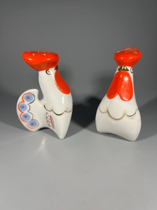 Statulėlė, porcelianinių prieskoninių, druskinės ir pipirinės, rinkinys Gaideliai. Polonės, Полонное, meninės keramikos gamykla,1970–1990 m. Kaina po 13