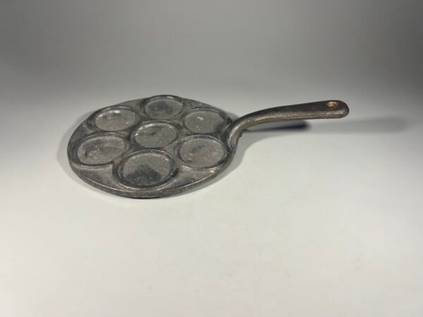 Keptuvė ketaus, špižinė, 13 cm. skersmens. Kaina 13