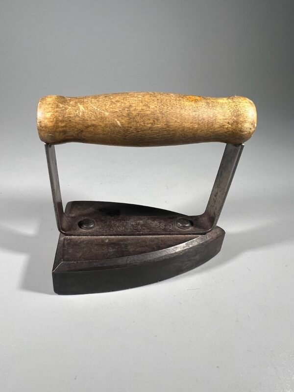 Prosas, prosiukas, lygintuvėlis mažiukas, apykaklėms lyginti, antikvarinis. Kaina 22