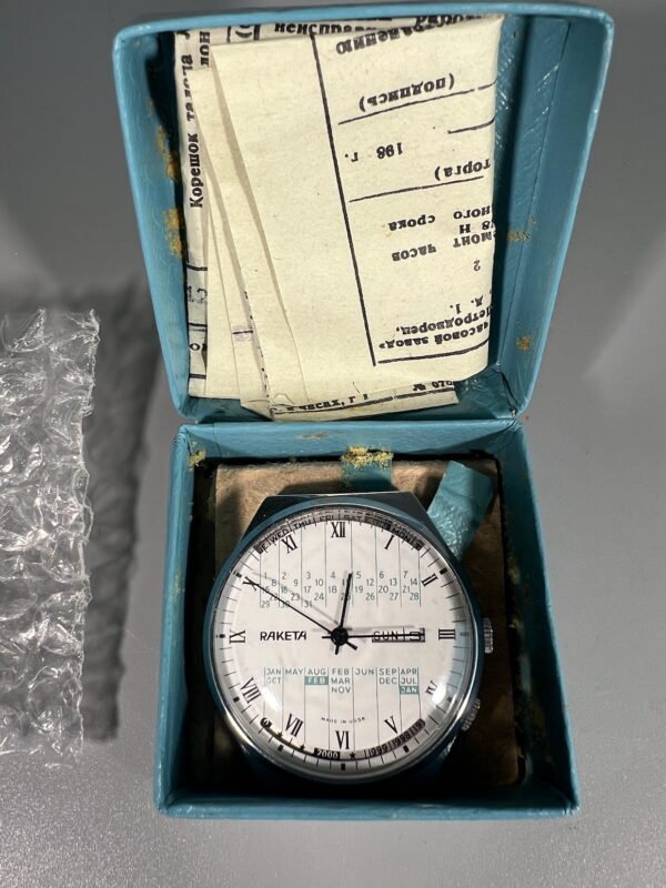 Laikrodis, kalendorius mechaninis Raketa su dokumentais ir dėžute, kolekcinis, sovietinis, tarybinių laikų. Neveikia. Kaina 56