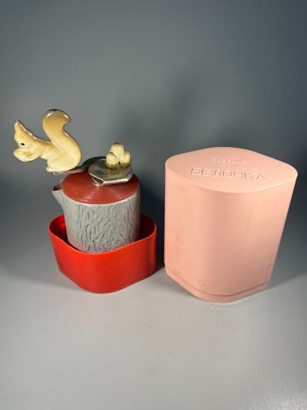 Kavamalė, pipirmalė, malūnėlis antikvarinis Voverė su dėžute. Metalinė, atlenkiama rankena. Veikianti. Būklė labai gera. Kaina 57