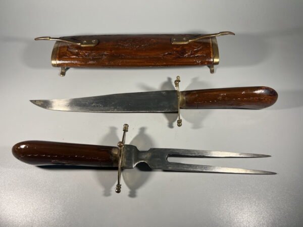 Pjaustymo įrankių rinkinys vintažinis, peilis ir šakutė mėsai, dekoratyviniame rankomis pjaustinėtame medžio ir žalvario dėkle. 1960 m. Kaina 28