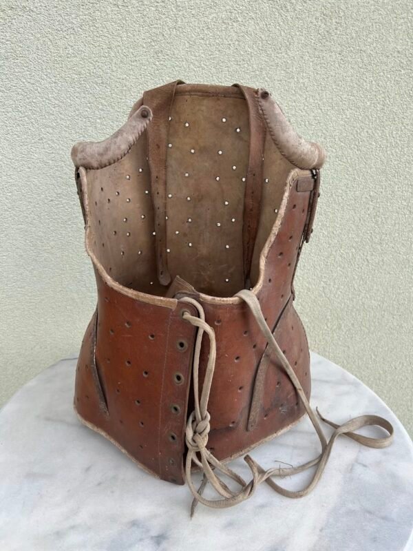 Medicininis korsetas, odinis ortopedinis įtvaras, antikvarinis. Kaina 238