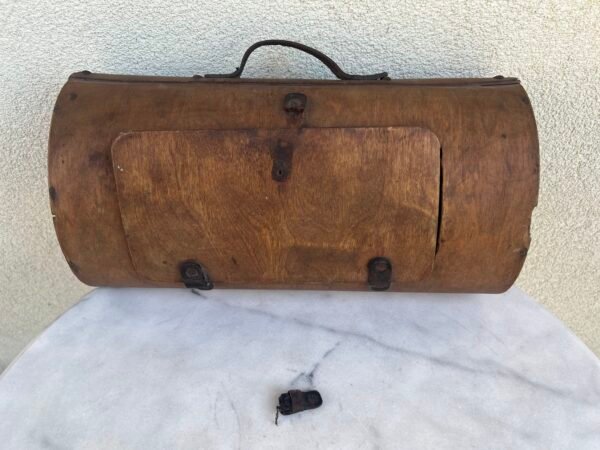 Lagaminas, lagaminėlis fanerinis, antikvarinis, mokyklinis. 1900 – 1930 m. Kaina 158