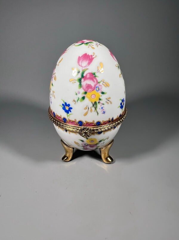 Dėžutė Kiaušinis porcelianinis, kolekcinis puošta gėlėmis. Aukštis 10 cm. Kaina 38