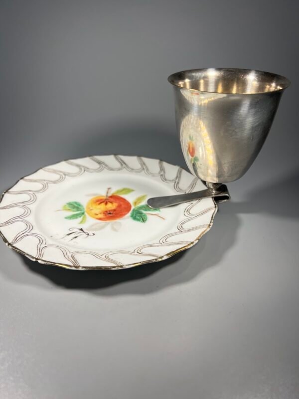 Laikiklis šaukštams, gėrimams ar pan., tvirtinamas prie lėkštės krašto. Kaina 23