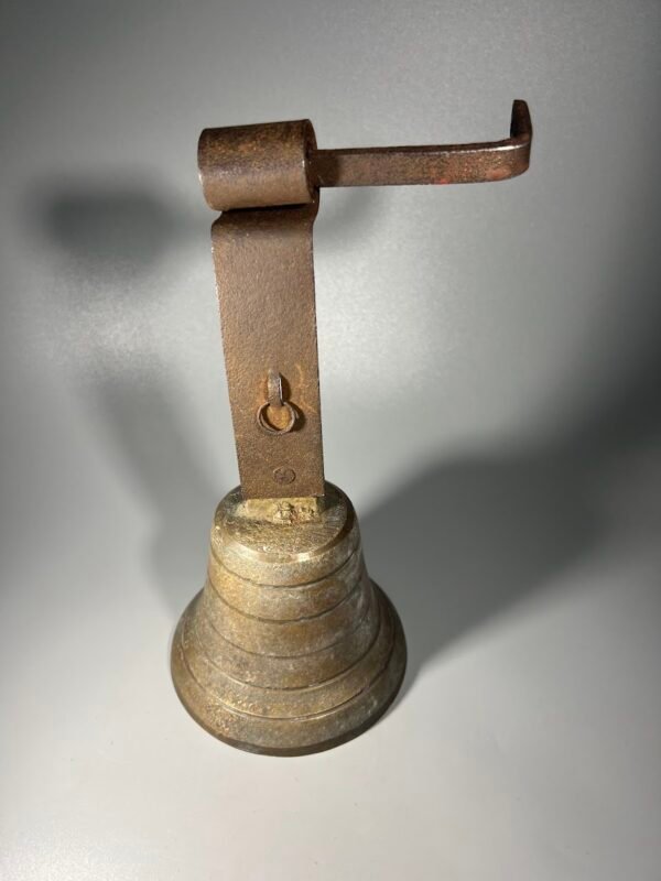 Varpelis, varpas durų su metaliniu laikikliu, antikvarinis. Storasienis, svoris 1 kg. 1880–1920 m. Kaina 128