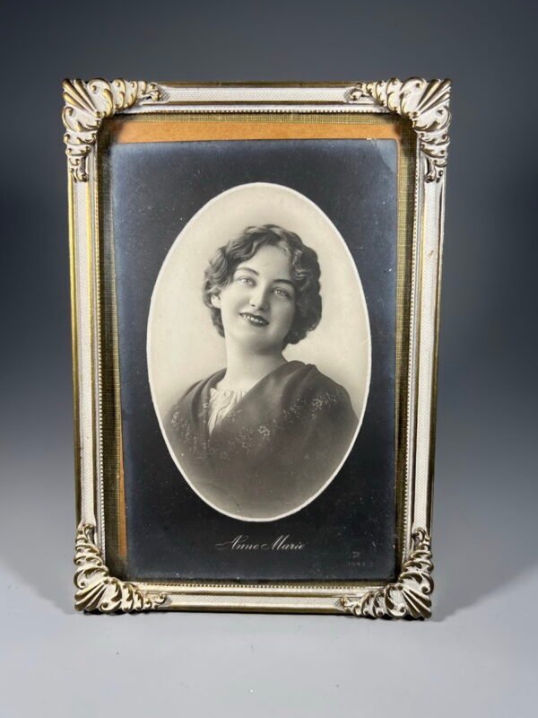 Rėmelis metalinis su išgaubtu stiklu, antikvarinis. Aktorė Anne-Marie Kolb. 1920 m. Kaina 23