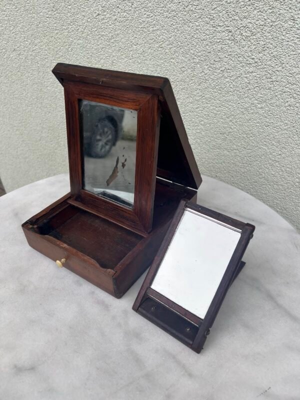 Komplektas: skutimosi dėžutė su stalčiuku ir atlenkiamu veidrožiu, kelioninis užlenkiamas veidrodėlis, antikvariniai, XIX a. (1800–1899 m.). Kaina 88 už abu