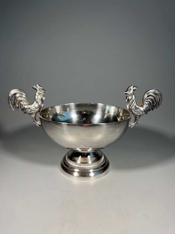 Indas, dubenėlis metalinis, sidabruotas, puoštas rankenomis-gaidžiais, antikvarinis, prancūziškas. Kaina 28