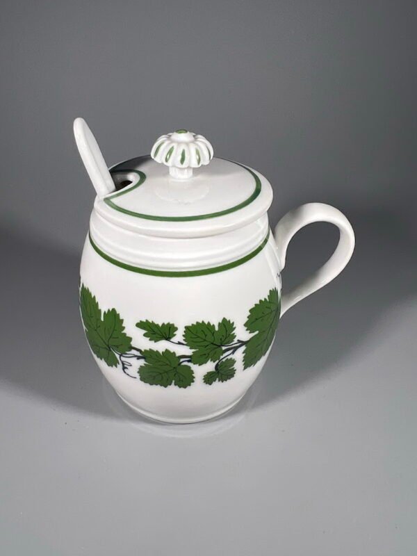 Indelis Meissen porcelianinis su dangteliu ir šaukšteliu, Weinlaub, vynuogių lapų rašto. Kaina 48