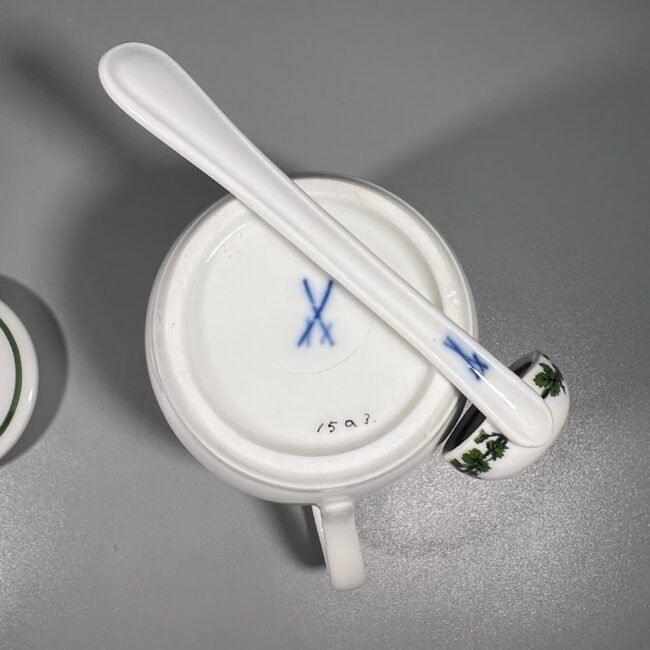 Indelis-su-sauksteliu-meissen-vynuogiu-lapu-rasto203.jpg Indelis-su-sauksteliu-meissen-vynuogiu-lapu-rasto203.jpg