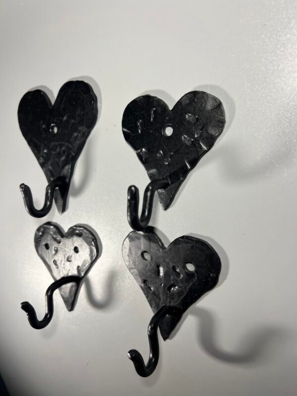 Kabykla, kabliukas kaltinis, širdelės formos. 4 vnt. Kaina po 16