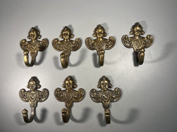 Kabykla, kabyklos veidukai, žalvariniai, tvirti. 7 vnt. Kaina po 17