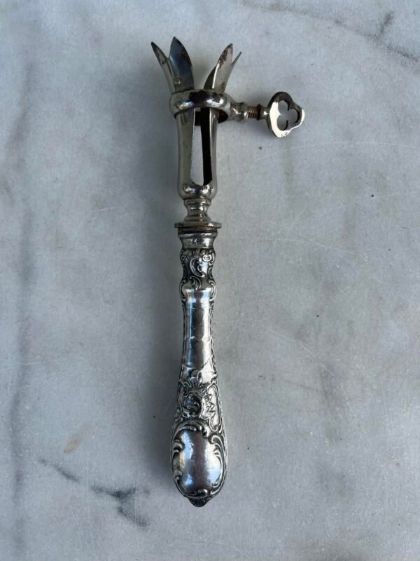 Stalo įrankis, kaulų laikiklis sidabrine rankena, antikvarinis. Kaina 63