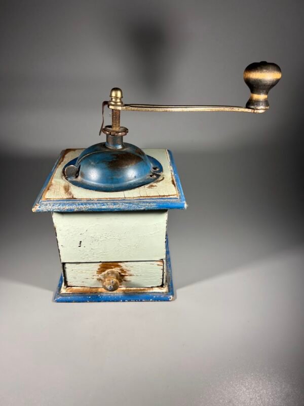 Kavamalė, antikvarinė, kavos malūnėlis skardinis. Kaina 18