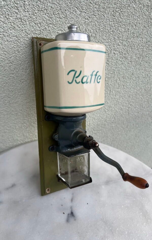 Kavamalė sieninė, rankinė, porcelianinė, antikvarinė. Veikianti. Kaina 78