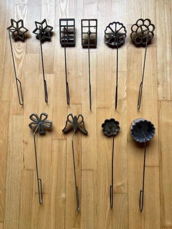 Žagarėlių, sausainių kepimo formelės, formelė, konditerinė, antikvarinė, tarybinių laikų. LIKO 9 vnt. PARDUOTA apatinėje eilėje paskutinė. Kaina po 18