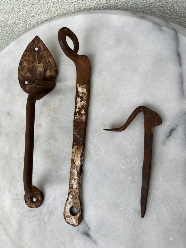 Durų rankena, sklastis, klemka su užkabinimu, kaltinė, senoviška, autentiška, kaimiška rankena, antikvarinė. Komplektas. Kaina 32