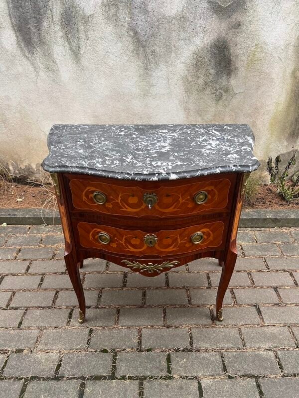 Komoda, spintelė dviejų stalčių, prancūziško stiliaus, juodu marmuru, rakinama. Kaina 228