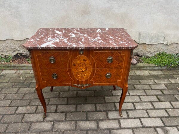 Komoda, spintelė akmeniniu, marmuriniu rausvu stalviršiu puošta bronza. Kaina 287