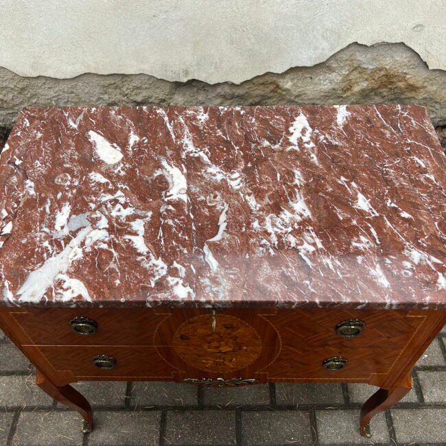 Komoda-spintele-raudonu-marmuru20202.jpg