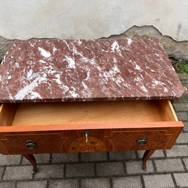 Komoda-spintele-raudonu-marmuru20206.jpg