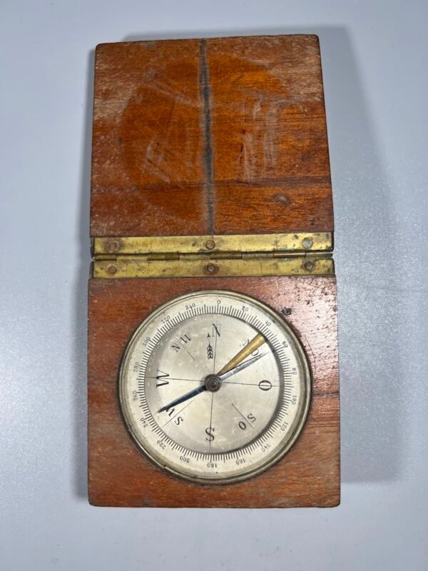 Kompasas raudonmedžio dėžutėje antikvarinis. Kaina 43 REZERVUOTA