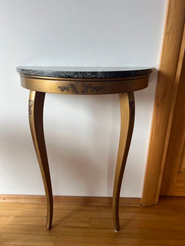 Konsolė medinė su žalsvos spalvos marmuru. Kaina 87