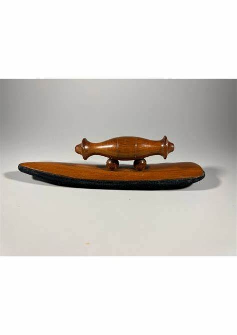 Įrankis antikvarinis, medinis, dengtas zomšu, kosmetinis. Kaina 26