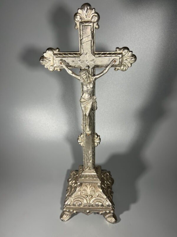 Nukryžiuotasis, kryžius pastatomas, antikvarinis. Metalas alavas. Kaina 73