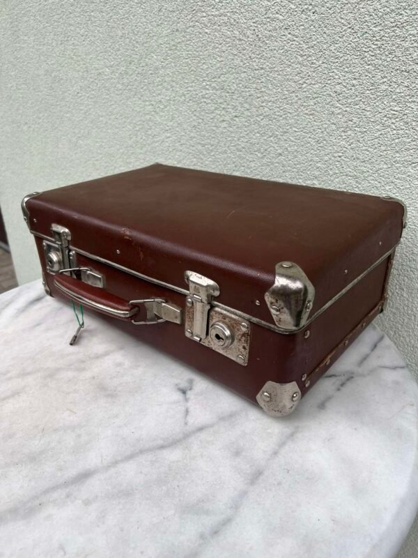Lagaminas, čemodanas sovietinis, tarybinių laikų, vintažinis. Spynelės rakinamos, raktas yra. Kaina 38