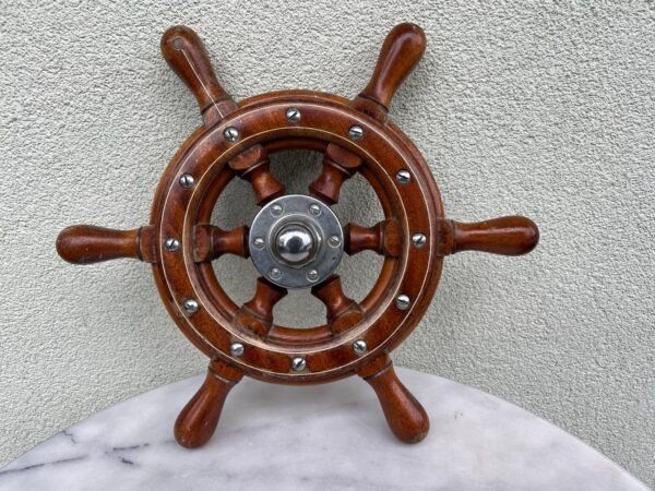 Šturvalas, laivo vairas autentiškas, medinis, kaustytas metalu, antikvarinis. Skersmuo 40 cm. Kaina 168