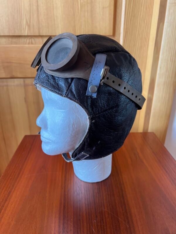 Lakūno, piloto, motociklisto, motociklininko kepurė odinė, originali, antikvarinė kepurė su lakūno akiniais ir stovu. Kaina 128 už viską