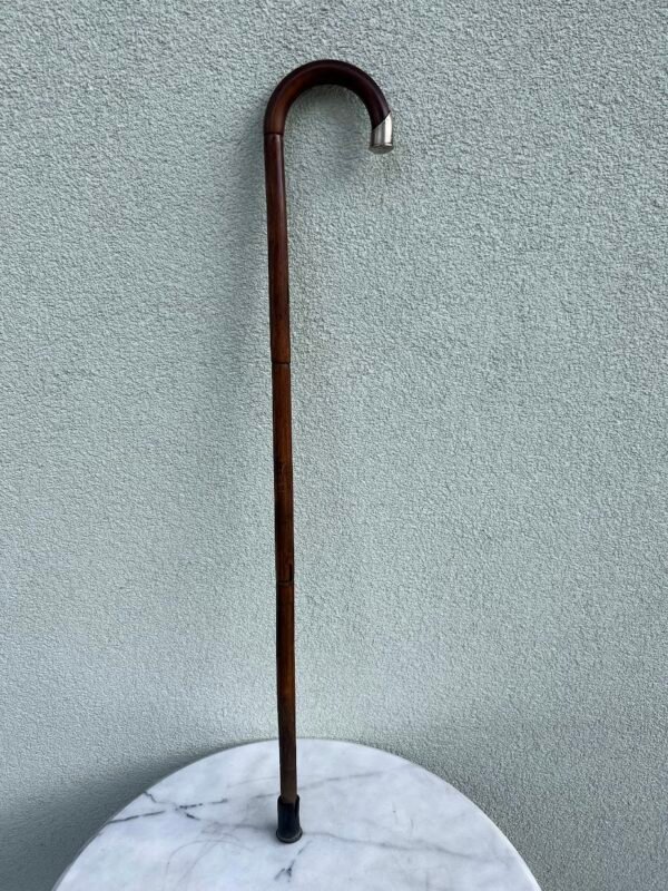 Lazda, lazdelė antikvarinė, puošta sidabruotu Alpacca antgaliu. Lengva ir tvirta. Tinkama naudojimui. Kaina 58