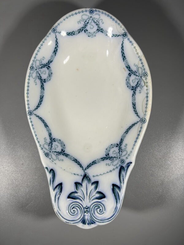 Lėkštė užkandžiams, indas samčiui, šaukštui padėti, antikvarinis, puoštas ornamentais, Gustafsberg, Hannibal,1885-1890 m. Kaina 28