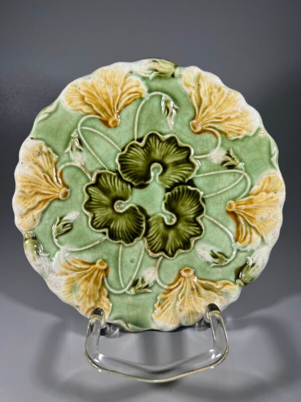 Lėkštė majolikos antikvarinė dekoratyvinė, puošta reljefiniu gėlių motyvu ir ryškia glazūra. Prancūzija, 1880–1900 m. Kaina 28